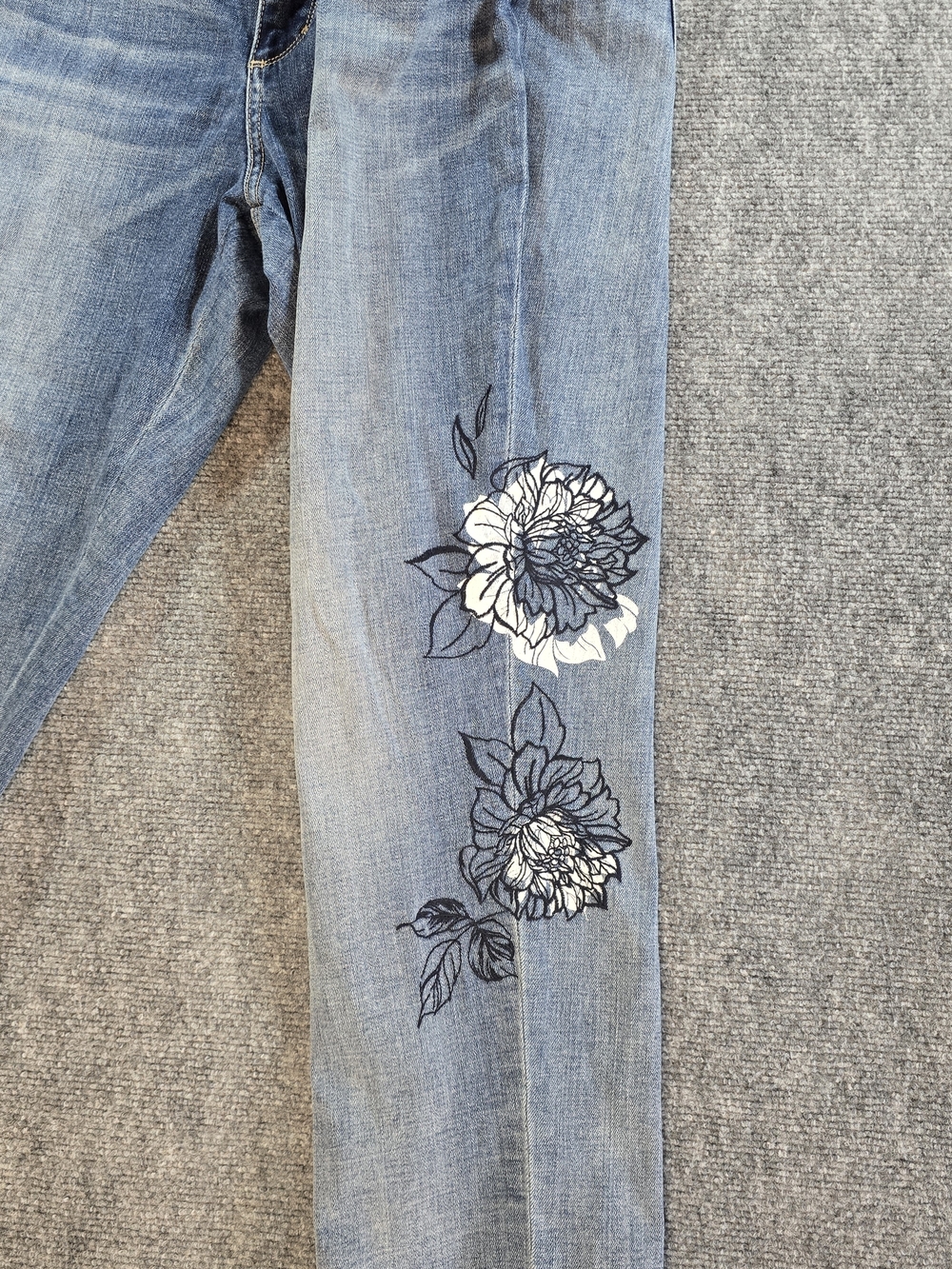 Chico’s Light Wash Embroidered Jeans Womens 18P Ankle Length Floral Denim Pants